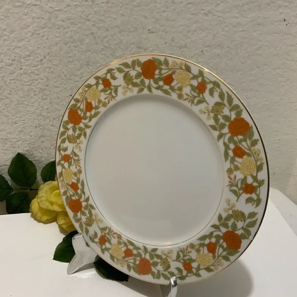 Royal M Meito Sheridan Rimmed 10 1/2” dinner plate G 6